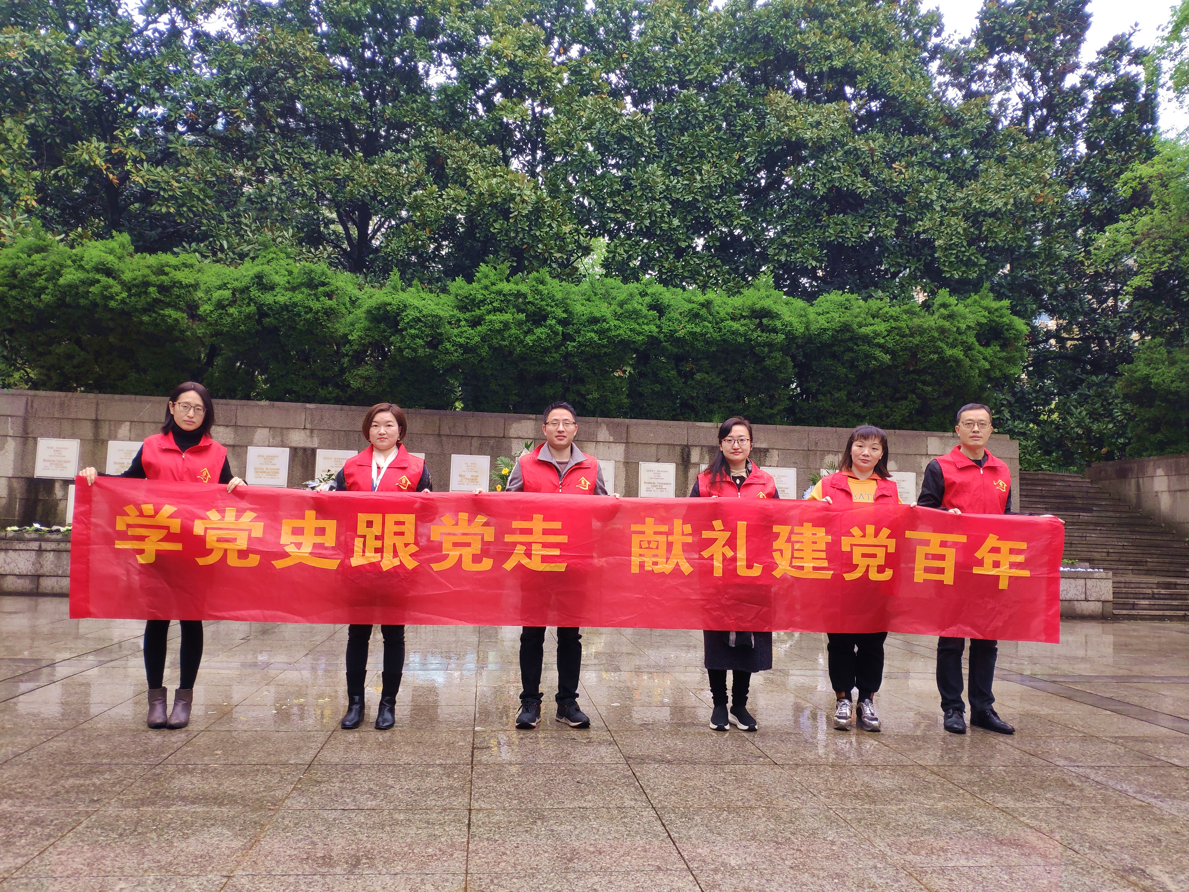 學黨史，祭英烈，憶初心 ——東信醫(yī)藥黨員代表向蘇聯(lián)空軍志愿隊烈士...